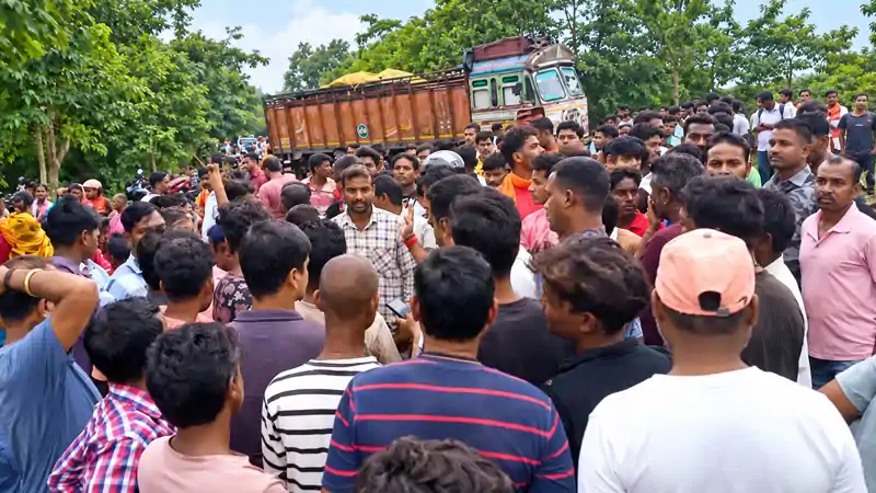हादसे में युवक की मौके पर ही मौत, आक्रोशित लोगों ने किया सड़क जाम 