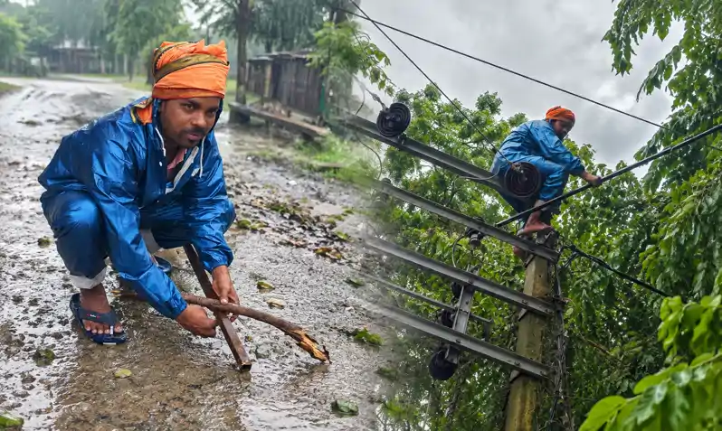 आंधी-पानी के बीच बिजली विभाग की सक्रियता, ग्राउंड पर डटे मानव बल आंधी-पानी के बीच बिजली विभाग की सक्रियता, ग्राउंड पर डटे मानव बल