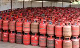 क्यों नहीं मिल रहा नया गैस कनेक्शन, आधार वेरिफिकेशन नहीं कराने से घटे LPG लाभार्थी
