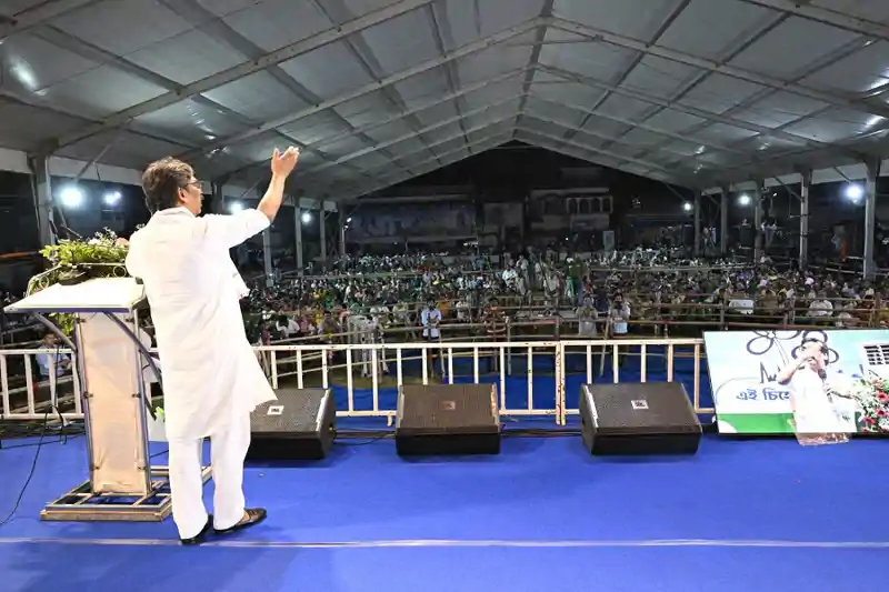बंगाल चुनाव में टीएमसी के समर्थन में उतरे हेमंत सोरेन, दमदम में भाजपा पर साधा निशाना बंगाल चुनाव में टीएमसी के समर्थन में उतरे हेमंत सोरेन, दमदम में भाजपा पर साधा निशाना