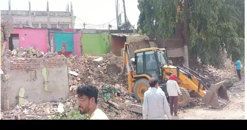 पटना में सम्राट का बुलडोजर एक्शन में, अवैध इमारतों की लिस्ट तैयार, तोड़ने का आदेश जारी पटना में सम्राट का बुलडोजर एक्शन में, अवैध इमारतों की लिस्ट तैयार, तोड़ने का आदेश जारी