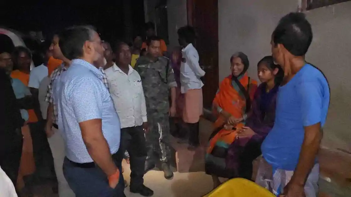 गिरिडीह : गोलगप्पा खाने के बाद बिगड़ी लोगों की हालत, डीसी ने गांव पहुंचकर लिया जायज़ा 