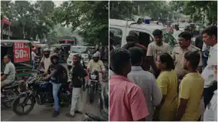 रेमकी वाहन से घायल युवक की मौत, सड़क पर शव रखकर प्रदर्शन