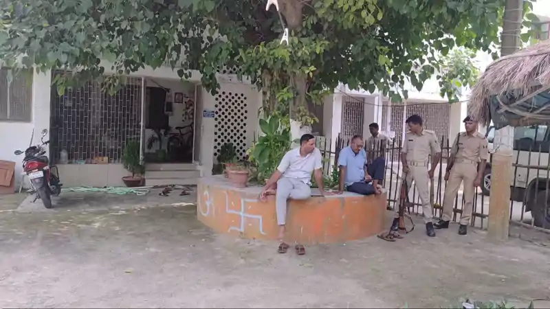 DCLR के आवास पर निगरानी का शिकंजा, सुबह-सुबह पहुंची ब्यूरो की टीम से मचा हड़कंप