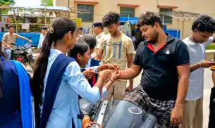 स्कूली छात्राओं ने राखी बांधी, सड़क सुरक्षा का कराया संकल्प स्कूली छात्राओं ने राखी बांधी, सड़क सुरक्षा का कराया संकल्प