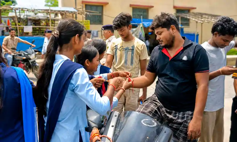 स्कूली छात्राओं ने राखी बांधी, सड़क सुरक्षा का कराया संकल्प