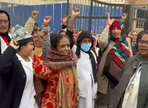 PMCH में नर्सों का वेतन कटौती के खिलाफ प्रदर्शन, 31 दिसंबर से काम के बहिष्कार की चेतावनी