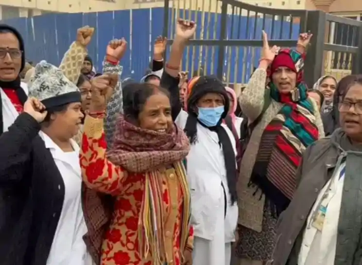PMCH में नर्सों का वेतन कटौती के खिलाफ प्रदर्शन, 31 दिसंबर से काम के बहिष्कार की चेतावनी