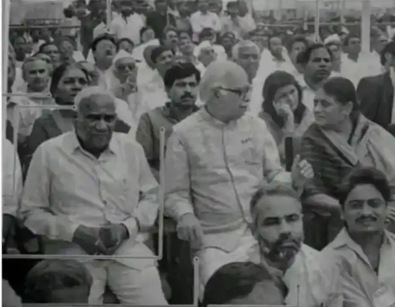 दिग्विजय ने मोदी की फोटो पोस्ट की,  लिखा- नेताओं के चरणों में बैठने वाला सीएम-पीएम बना, ये संगठन शक्ति