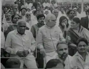 दिग्विजय ने मोदी की फोटो पोस्ट की,  लिखा- नेताओं के चरणों में बैठने वाला सीएम-पीएम बना, ये संगठन शक्ति