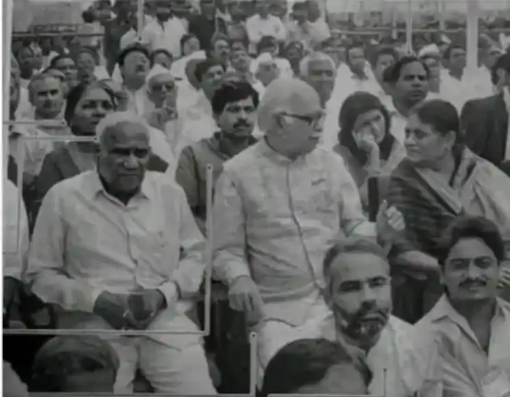 दिग्विजय ने मोदी की फोटो पोस्ट की,  लिखा- नेताओं के चरणों में बैठने वाला सीएम-पीएम बना, ये संगठन शक्ति