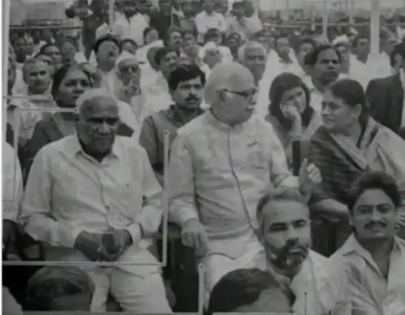 दिग्विजय ने मोदी की फोटो पोस्ट की, लिखा- नेताओं के चरणों में बैठने वाला सीएम-पीएम बना, ये संगठन शक्ति Digvijaya Singh