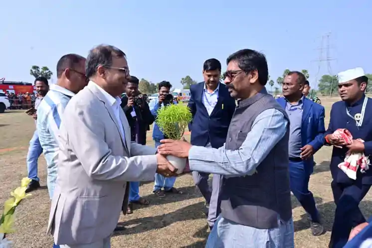 पोड़ैयाहाट विधायक के बेटे के स्वागत समारोह में पहुंचे CM हेमंत सोरेन, नवदंपति को दिया आशीर्वाद