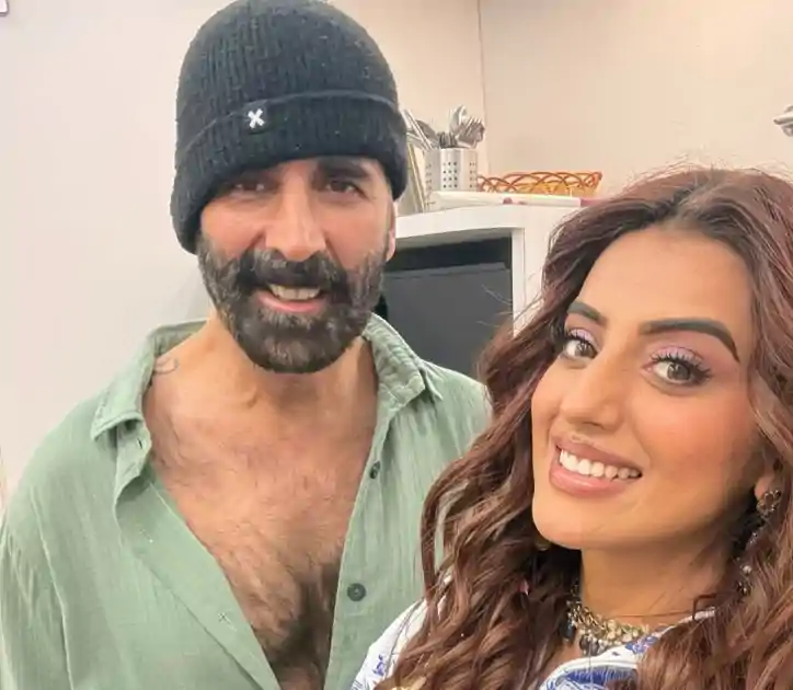 भोजपुरी हीरो पर भारी पड़ रहीं अक्षरा सिंह, दिखीं ‘खिलाड़ी’ अक्षय कुमार के साथ, फोटो हुआ वायरल