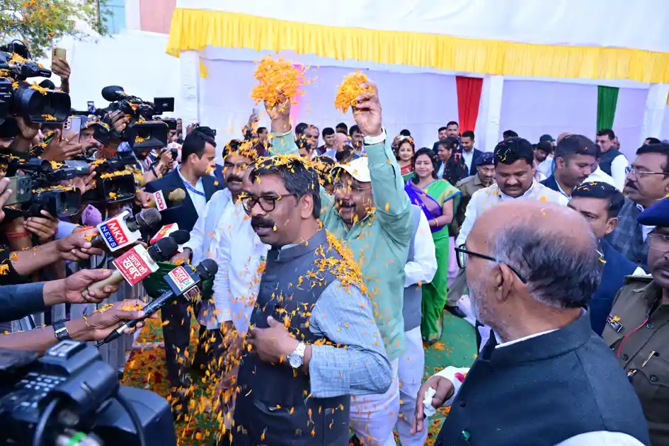 बजट सत्र के बीच विधानसभा में सजी होली की महफिल, फूलों से सजा सदन परिसर