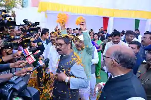 बजट सत्र के बीच विधानसभा में सजी होली की महफिल, फूलों से सजा सदन परिसर