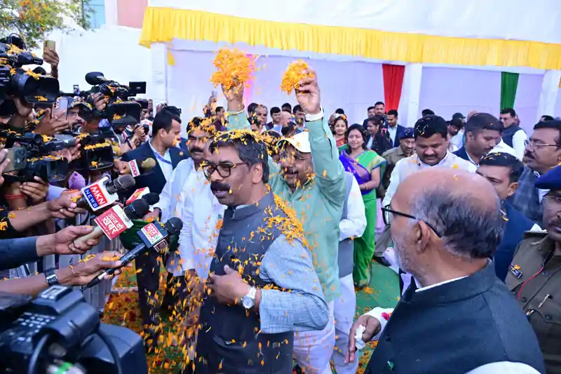 बजट सत्र के बीच विधानसभा में सजी होली की महफिल, फूलों से सजा सदन परिसर बजट सत्र के बीच विधानसभा में सजी होली की महफिल, फूलों से सजा सदन परिसर