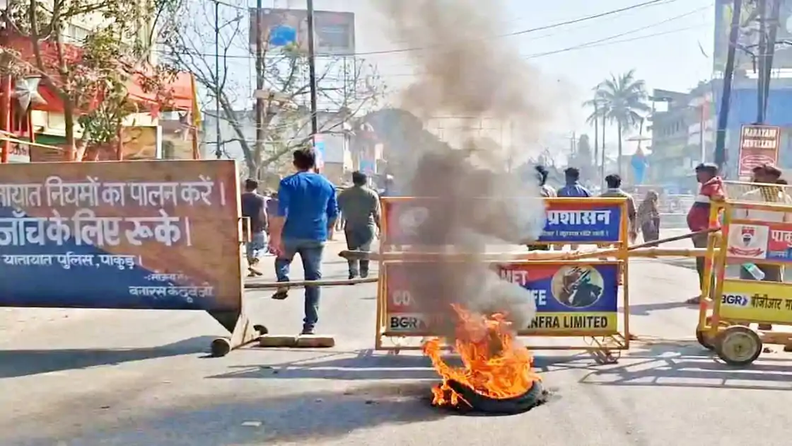 पाकुड़ में दर्दनाक हादसा, स्कूल बस की चपेट में आने से स्कूटी सवार की मौ*त