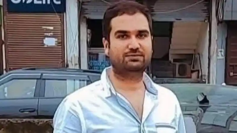कोडीन सिरप तस्करी नेटवर्क पर STF की बड़ी चोट, फरार शुभम जायसवाल का मुख्य सहयोगी भारत-नेपाल सीमा से गिरफ्तार कोडीन सिरप तस्करी नेटवर्क पर STF की बड़ी चोट, फरार शुभम जायसवाल का मुख्य सहयोगी भारत-नेपाल सीमा से गिरफ्तार