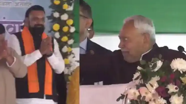 मंच पर दिखा CM नीतीश का अलग अंदाज़, ‘ए इधर आवा ना भाई’ कहकर सम्राट चौधरी को बुलाया