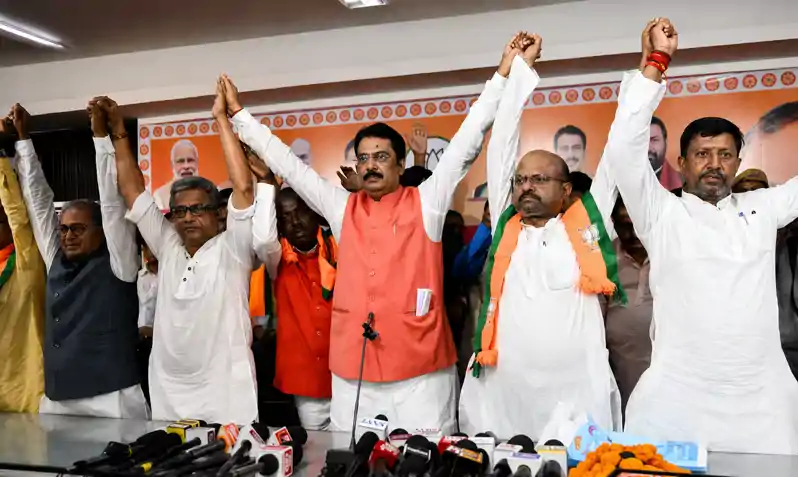 बांकीपुर विधानसभा उपचुनाव से पहले तेजस्वी को एक और झटका, इस बड़े नेता ने छोड़ी पार्टी बांकीपुर विधानसभा उपचुनाव से पहले तेजस्वी को एक और झटका, इस बड़े नेता ने छोड़ी पार्टी