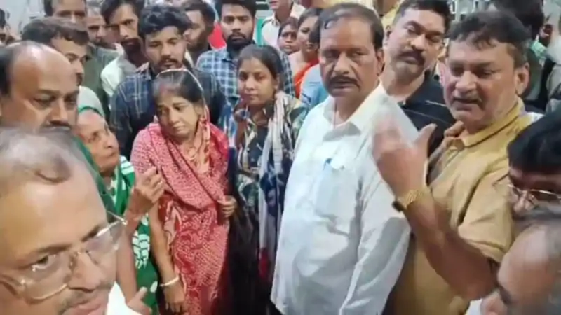 सड़क हादसे में BSL कर्मी की दर्दनाक मौ*त, प्रबंधन ने आश्रितों को तुरंत सौंपा नियुक्ति पत्र सड़क हादसे में BSL कर्मी की दर्दनाक मौ*त, प्रबंधन ने आश्रितों को तुरंत सौंपा नियुक्ति पत्र