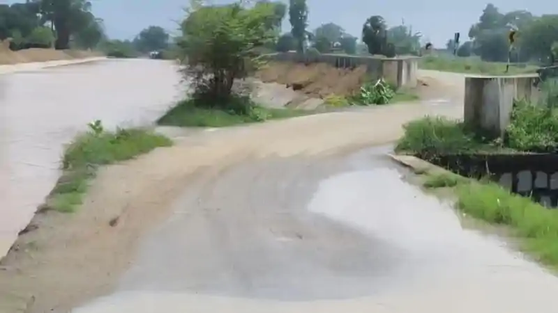 पलामू का यह पुल बना 'डेथ पॉइंट'! जान जोखिम में डालकर गुजर रहे लोग