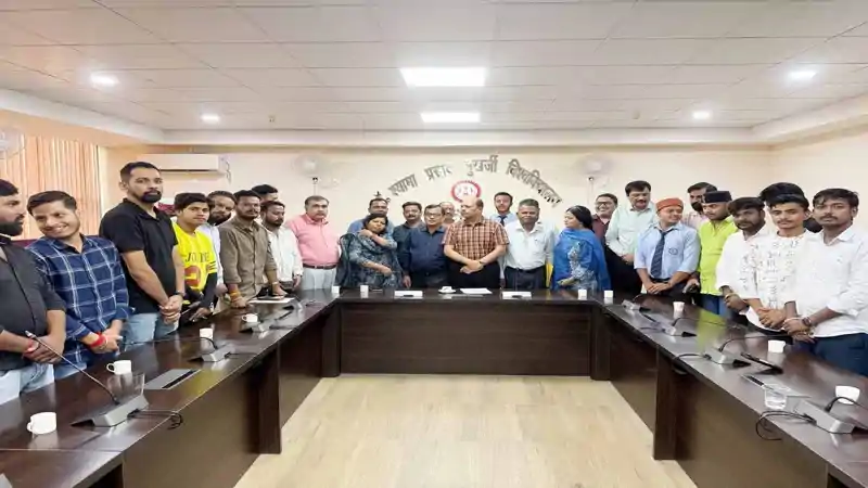 DSPMU में बदलाव की शुरुआत! छात्रहित के मुद्दों पर बनी सहमति DSPMU में बदलाव की शुरुआत! छात्रहित के मुद्दों पर बनी सहमति