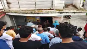 बुकिंग कंफर्म, लेकिन सिलेंडर गायब... हैदरनगर में उपभोक्ताओं का फूटा गुस्सा