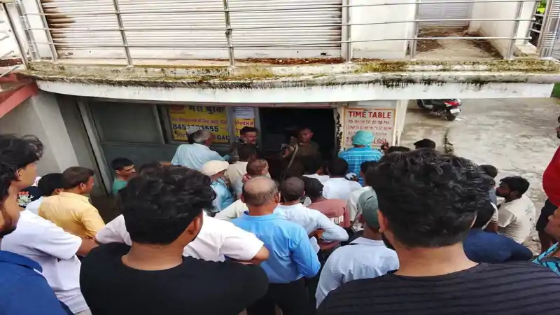 बुकिंग कंफर्म, लेकिन सिलेंडर गायब... हैदरनगर में उपभोक्ताओं का फूटा गुस्सा