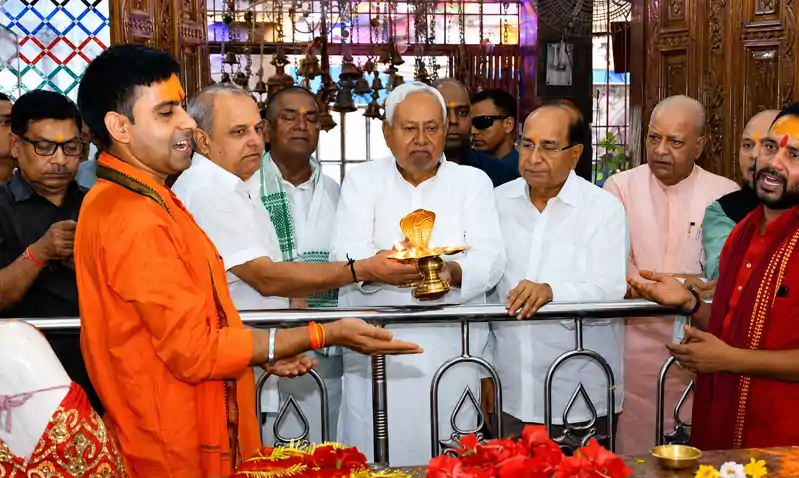 नीतीश कुमार ने की काली मंदिर में पूजा,  सुख-समृद्धि एवं जनकल्याण की कामना की