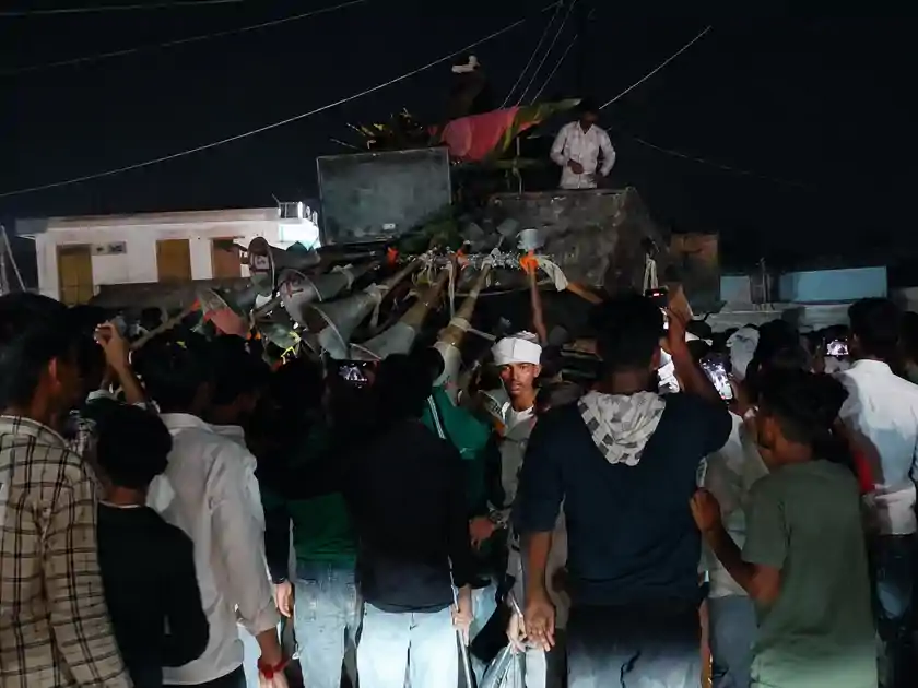 बिहार: मुहर्रम जुलूस में बड़ा हादसा टला! ट्रॉली से धड़ाम से गिरा विशाल डीजे, मची अफरा-तफरी