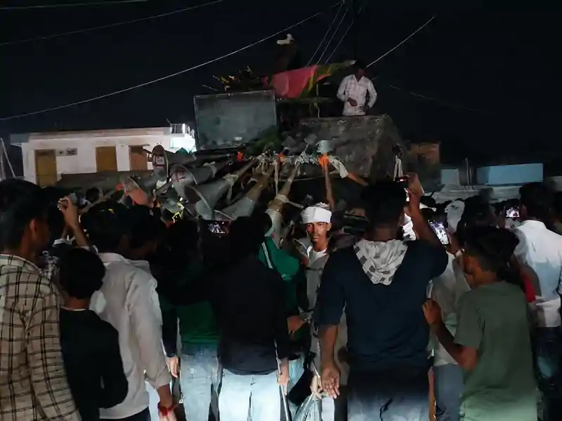 बिहार: मुहर्रम जुलूस में बड़ा हादसा टला! ट्रॉली से धड़ाम से गिरा विशाल डीजे, मची अफरा-तफरी