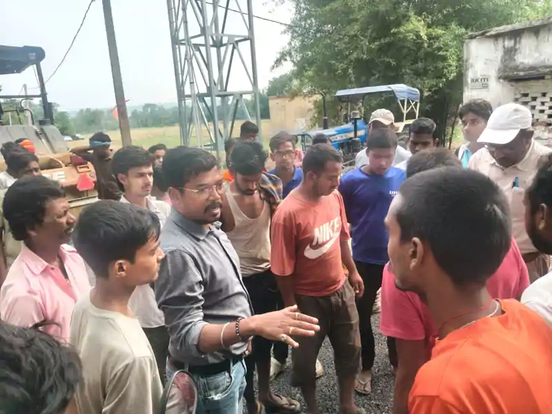 गर्री खुर्द से बरियातू सड़क निर्माण में घोर अनियमितता, ग्रामीणों ने जेई को बुलाकर खोली पोल गर्री खुर्द से बरियातू सड़क निर्माण में घोर अनियमितता, ग्रामीणों ने जेई को बुलाकर खोली पोल