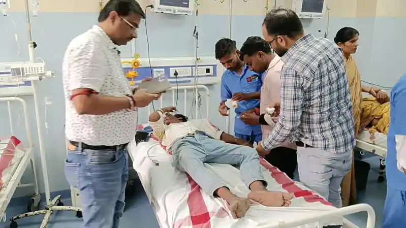 हादसे में घायल युवकों के लिए देवदूत बने सांसद कौशलेंद्र, अपने वाहन से पहुंचाया अस्पताल