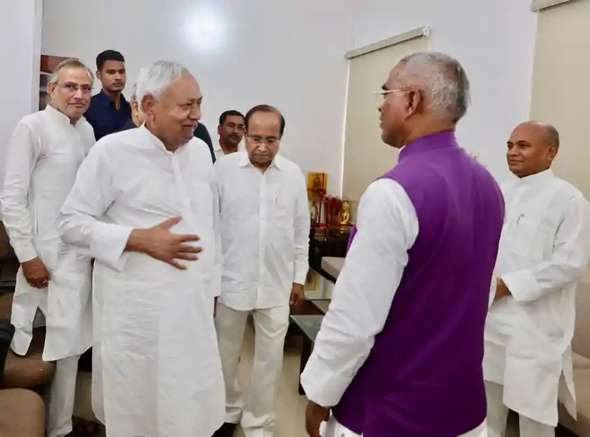 सुबह-सुबह नीतीश कुमार से मिलने पहुंचे RCP सिंह, लंबे समय बाद मुलाकात से बिहार में सियासी हलचल तेज 