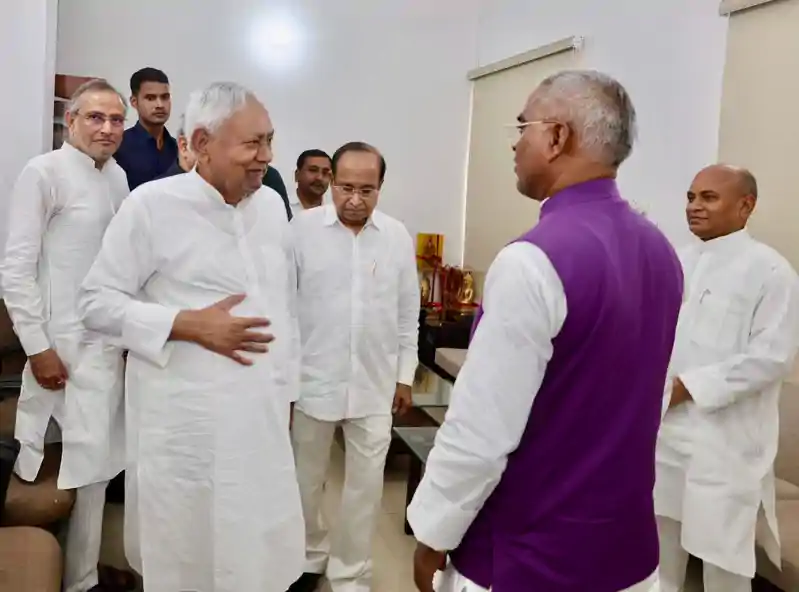 सुबह-सुबह नीतीश कुमार से मिलने पहुंचे RCP सिंह, लंबे समय बाद मुलाकात से बिहार में सियासी हलचल तेज 