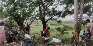 पुलिस के आने से पहले से ग्रामीण लूट ले गये शराब, हादसे का शिकार हुआ था वाहन