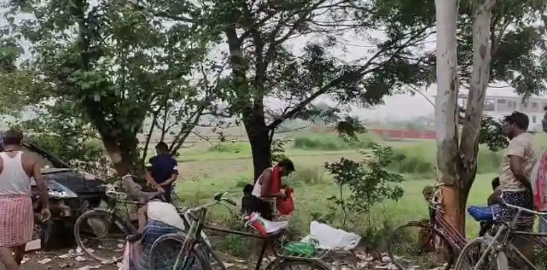 पुलिस के आने से पहले से ग्रामीण लूट ले गये शराब, हादसे का शिकार हुआ था वाहन पुलिस के आने से पहले से ग्रामीण लूट ले गये शराब, हादसे का शिकार हुआ था वाहन