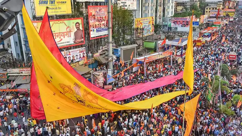 लाठी-तलवार के करतब से सजेगी रामनवमी शोभायात्रा, 10 हजार से ज्यादा जवान तैनात लाठी-तलवार के करतब से सजेगी रामनवमी शोभायात्रा, 10 हजार से ज्यादा जवान तैनात