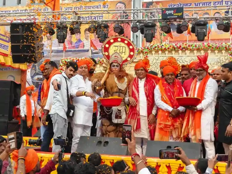 जय श्रीराम के गगनभेदी नारों से गूंजा रांची, शोभायात्रा में सम्मिलित हुए उपराष्ट्रपति जय श्रीराम के गगनभेदी नारों से गूंजा रांची, शोभायात्रा में सम्मिलित हुए उपराष्ट्रपति