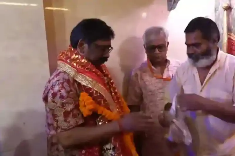 रामनवमी पर पत्नी संग तपोवन मंदिर पहुंचे CM हेमंत सोरेन, प्रदेशवासियों के लिए की प्रार्थना रामनवमी पर पत्नी संग तपोवन मंदिर पहुंचे CM हेमंत सोरेन, प्रदेशवासियों के लिए की प्रार्थना