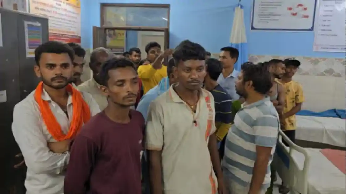 शेखपुरा में देर रात सड़क हादसा, दो बाइकों की टक्कर में तीन युवक गंभीर