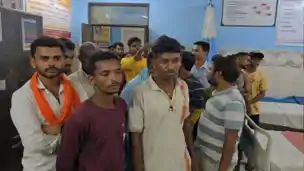 शेखपुरा में देर रात सड़क हादसा, दो बाइकों की टक्कर में तीन युवक गंभीर