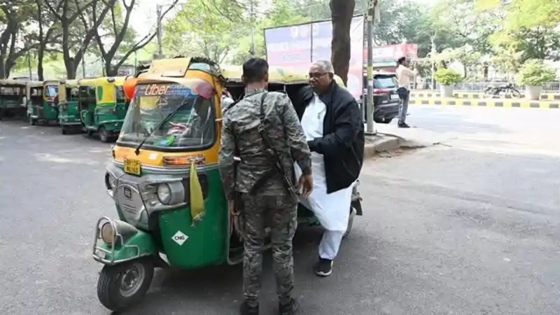 ऑटो से RJD दफ्तर पहुंचे उदय नारायण चौधरी, बिहार चुनाव में हार पर करेंगे मंथन Auto