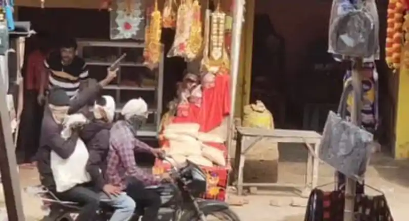 सीवान: ज्वेलरी शॉप में लाखों की लूट, बोरी में गहने-कैश लेकर भागे अपराधी Siwan