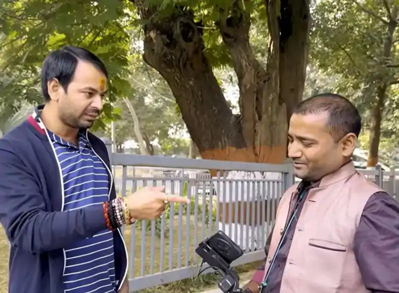 तेजप्रताप यादव का नया ब्लॉग वायरल; रिपोर्टर को दो टूक—“माइक-मोबाइल बाहर रखो और अंदर चलो” Tej Pratap