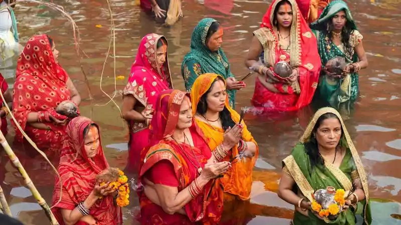 आज छठ पूजा के तीसरे दिन डूबते सूर्य को दिया जाएगा अर्घ्य, जानें शुभ मुहूर्त और विधि छठ पूजा