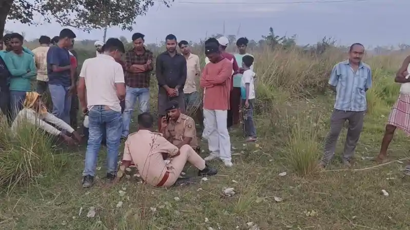  लखरांव बाग के पास झाड़ी से मिला युवक का शव, गला रेत कर हत्या की आशंका