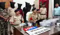 पुलिस बनकर अवैध वसूली का चल रहा था खेल, वर्दी और अवैध हथियार समेत कई सामान बरामद
